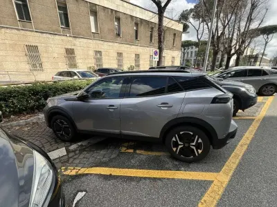Usata Peugeot 2008 Allure 102 CV (75 kW) 2024 SUV