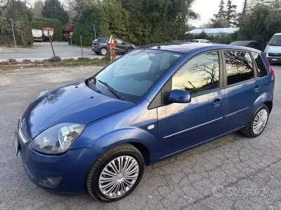 Usata Ford Fiesta Titanium 70 CV (51 kW) 2017 Blu Utilitaria