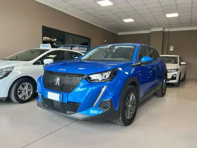 Usata Peugeot 2008 Active 102 CV (75 kW) 2021 Blu vertigo (speciale) SUV