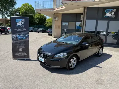 Usata Volvo V40 115 CV (84 kW) 2012 Nero Utilitaria