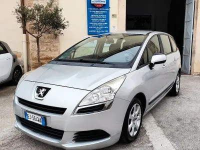 Usata Peugeot 5008 Family 112 CV (82 kW) 2011 Grigio Monovolume