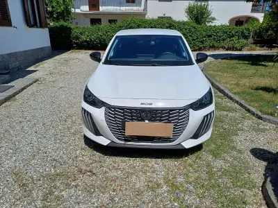 Begagnad Peugeot 208 Allure 101 HK (74 kW) 2024 Vit Halvkombi