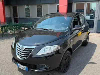 Usata Lancia Ypsilon 80 CV (58 kW) 2014 Nero Utilitaria