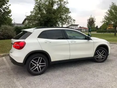 Usata Mercedes GLA200 136 CV (100 kW) 2015 Bianco SUV