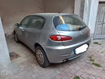 Usata Alfa Romeo 147 116 CV (85 kW) 2005 Grigio Utilitaria