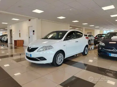 Usata Lancia Ypsilon Gold 95 CV (69 kW) 2016 Bianco Utilitaria