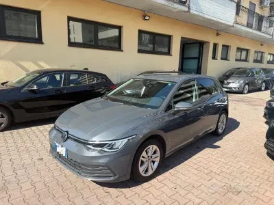 Usata VW Golf VIII Life 131 CV (96 kW) 2021 Grigio Berlina