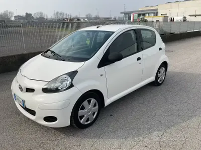 Begagnad Toyota Aygo 68 HK (50 kW) 2011 Vit Halvkombi