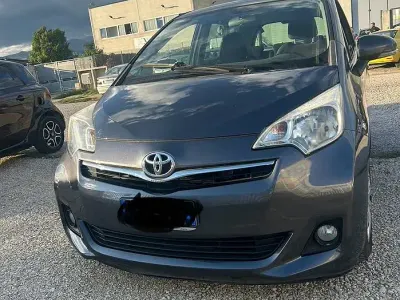 Usata Toyota Verso-S 98 CV (72 kW) 2013 Grigio Monovolume