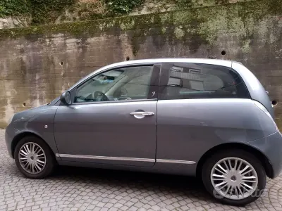 Usado Lancia Ypsilon 60 HP (44 kW) 2010 Cinzento Citadino