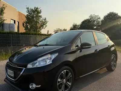 Usata Peugeot 208 Allure 82 CV (60 kW) 2015 Nero Utilitaria