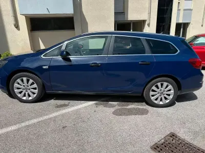 Usado Opel Astra 130 CV (95 kW) 2013 Azul Familiar