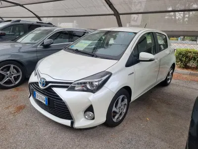 Usata Toyota Yaris Hybrid Active 100 CV (73 kW) 2014 Bianco Berlina