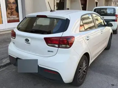 Usata Kia Rio 84 CV (61 kW) 2020 Bianco Berlina