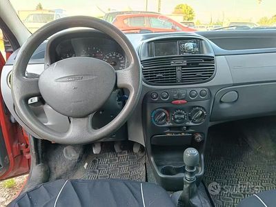 Usata Fiat Punto 60 CV (44 kW) 2003 Rosso Utilitaria