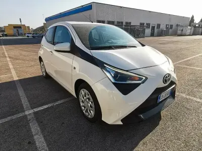 Usata Toyota Aygo Business Edition 72 CV (52 kW) 2020 Bianco Utilitaria