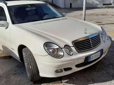 Usata Mercedes 220 Classic 150 CV (110 kW) 2005 Bianco Station wagon