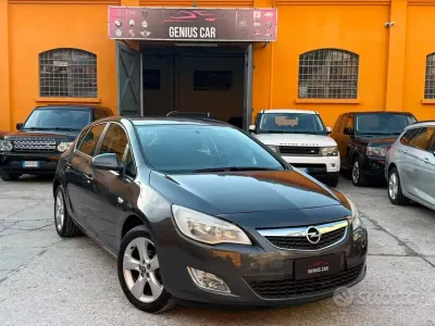 Usata Opel Astra Cosmo 140 CV (102 kW) 2012 Grigio Berlina
