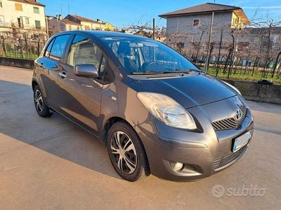 Usata Toyota Yaris Sol 90 CV (66 kW) 2011 Grigio Utilitaria