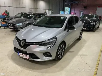 Używany Renault Clio V Techno 90 KM (66 kW) 2022 Szary Sedan/Limuzyna
