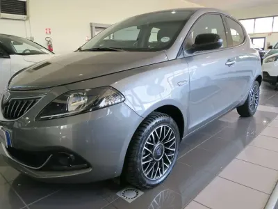 Usata Lancia Ypsilon Gold 69 CV (50 kW) 2024 Grigio scuro met Utilitaria