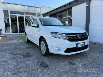 Usata Dacia Sandero Lauréate 75 CV (55 kW) 2014 Bianco Berlina