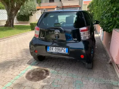 Usata Toyota iQ 68 CV (50 kW) 2009 Nero Utilitaria