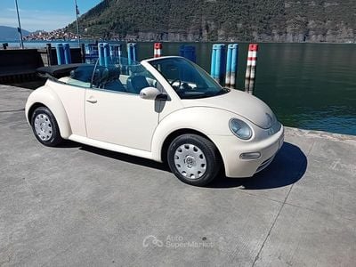 Usata VW New Beetle 101 CV (74 kW) 2004 Bianco Utilitaria