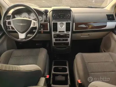 Usata Chrysler Grand Voyager 163 CV (119 kW) 2011 Grigio Monovolume