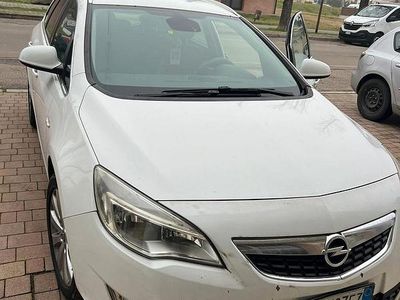 Usata Opel Astra Cosmo 110 CV (80 kW) 2012 Bianco Station wagon
