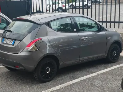 Usata Lancia Ypsilon Gold 69 CV (50 kW) 2013 Grigio Utilitaria