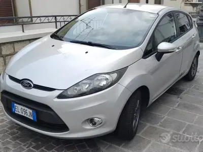 Usata Ford Fiesta 70 CV (51 kW) 2012 Grigio Utilitaria