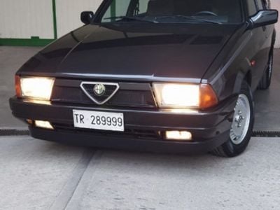 Usata Alfa Romeo 75 103 CV (75 kW) 1992 Nero Berlina