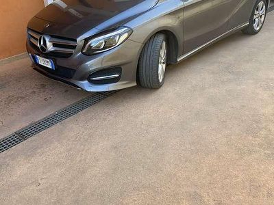 Usata Mercedes B180 Business 109 CV (80 kW) 2017 Grigio Monovolume