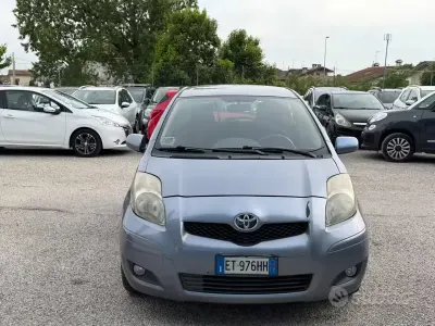 Usata Toyota Yaris 90 CV (66 kW) 2011 Blu Utilitaria