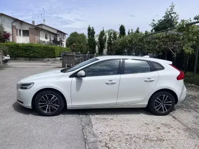 Usata Volvo V40 120 CV (88 kW) 2018 Bianco Berlina