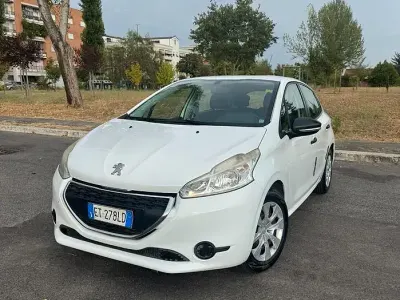 Usata Peugeot 208 Access 68 CV (50 kW) 2014 Bianco Utilitaria