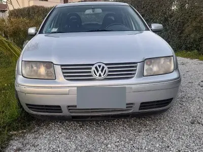 Käytetty VW Bora 116 HP (85 kW) 2001 Harmaa Sedan