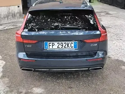 Usata Volvo V60 190 CV (139 kW) 2018 Bluazzurro Station wagon