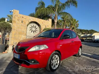 Usata Lancia Ypsilon 69 CV (50 kW) 2016 Rosso Utilitaria