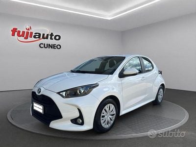 Usata Toyota Yaris Hybrid Active 158 CV (116 kW) 2023 Super white Utilitaria