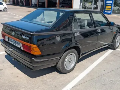 Usata Alfa Romeo 75 148 CV (108 kW) 1987 Nero Berlina