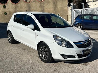 Usata Opel Corsa Edition 75 CV (55 kW) 2011 Bianco Utilitaria