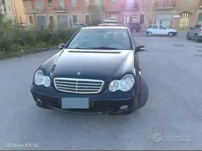 Usata Mercedes C220 122 CV (89 kW) 2006 Nero Station wagon