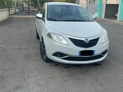 Usata Lancia Ypsilon 95 CV (69 kW) 2016 Utilitaria
