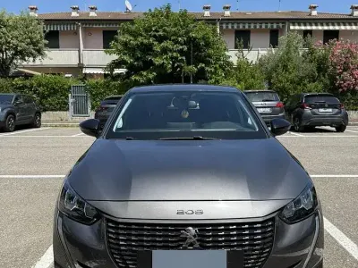 Usata Peugeot 208 Allure 101 CV (74 kW) 2023 Grigio Utilitaria