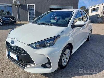 Usata Toyota Yaris Hybrid 92 CV (67 kW) 2022 Bianco Berlina