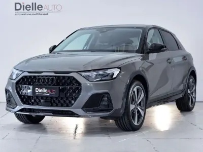 Nuova Audi A1 Design 116 CV (85 kW) 2026 Grigio chronos met. / tetto ne SUV