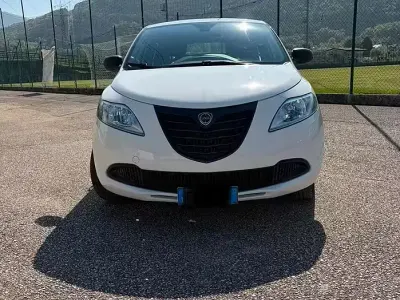 Begagnad Lancia Ypsilon 69 HK (50 kW) 2015 Vit Halvkombi