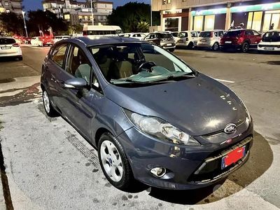 Usata Ford Fiesta 95 CV (69 kW) 2011 Grigio Utilitaria